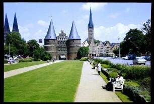 Lübeck: Holstentor, Anlagen am Holstentorplatz