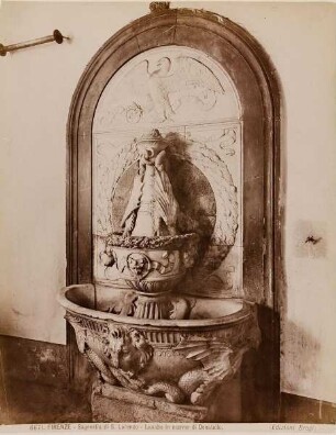 Firenze - Sagrestia di S. Lorenzo. Lavabo in marmo di Donatello