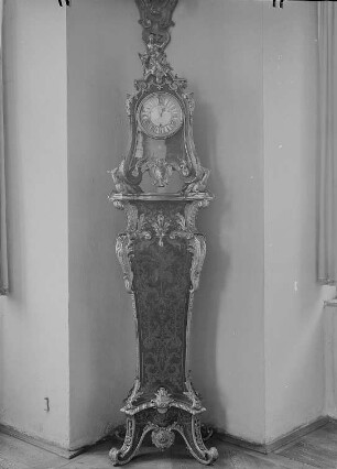 Pendule auf pilasterförmigem Sockel : Pendule auf pilasterförmigem Sockel. Eichenholz, Marketerie, feuervergoldet, ziseliert (Beschläge); 260 x 65 x 40 cm (um 1740; Uhrwerk von E. Lenoir). Moritzburg, Schloss, Speisesaal