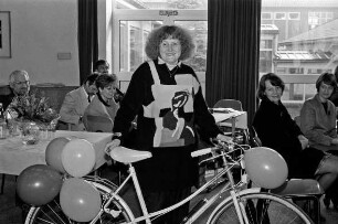 Integrierte Gesamtschule Bargteheide (IGS): Angelika Knies bekommt zur Ernennung als Schulleiterin ein neues Fahrrad geschenkt