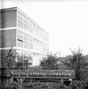 Emil-von-Behring-Gymnasium: Sieker Landstraße: III. Bauabschnitt: Einweihung: Außenansicht: vorn Schild mit Namenszug: dahinter Büsche und Grünanlage: links Schulgebäude: hinten rechts Wohnblocks