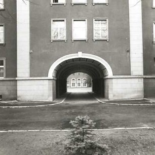 Cottbus, Paul-Hornick-Straße. Paul-Hornick-Kaserne (um 1936). Torhaus, Mittelrisalit. Teilansicht der Straßenfront mit Durchfahrt