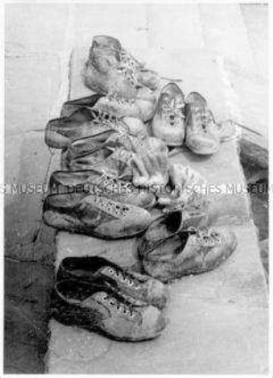 Ansammlung von schmutzigen Schuhen
