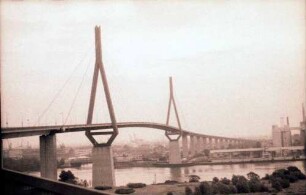 Hamburg: Fahrt über die Köhlbrandbrücke