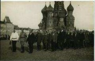 Delegation deutscher Arbeiter auf dem Roten Platz in Moskau