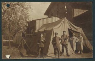 Foto von Soldaten vor einer Entlausungseinrichtung