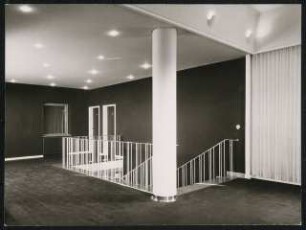 Stadthalle, Mülheim an der Ruhr Umbau: Treppenaufgang seitliches Foyer / Hochparkettgeschoss