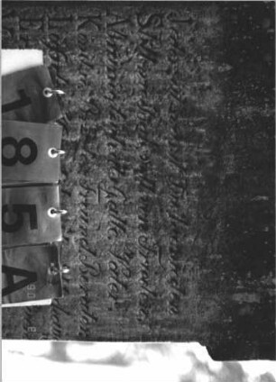 Grabstein 185 (Index: 100106289) Material: Sandstein Zustand: stark verwittert, vollständiger Textverlust auf der Vorderseite, Mittelaufsatz fehlt Maße HxBxT: 150x57x18 cm Beschreibung: Stele, Abschluß Sonderform, Mittelaufsatz fehlt, Schriftfeld eingetieft mit Rundbogenabschluß, Sockel Symbolik: Levitenkanne: Grabstein 185A