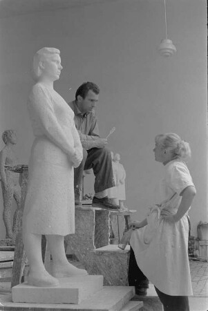 Beim Modellieren einer stehenden Frau mit verschränkten Händen. Gips (1960/1962) (Studentenarbeit der Bildhauerklasse von Walter Arnold)