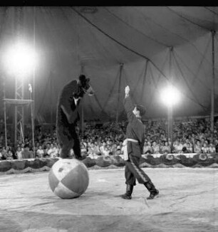 Zirkus. Bärendressur. Dompteur mit einem Bären auf einem Ball : Peking (China). Zirkus. Bärendressur. Dompteur mit einem Bären auf einem Ball