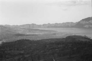 Batur und Calderasee : Bergige Landschaft mit See