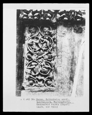 Marienpforte (Totenpforte) — Rankenfeld mit zwei Figuren