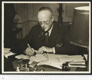 Porträtaufnahme Hugh Walpole