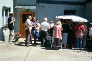 Französische Reisegruppe zu Besuch bei Familie Axt im Hof