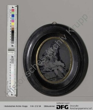Porträtfotografie Bertha Krupp mit ihrem Sohn Friedrich Alfred (Ambrotypie, ovaler Rahmen aus Holz mit schwarzer Schellack-Lackierung, Messing-Innenring). Fotograf: Emil Schink, Essen