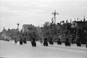 Bukarest: Vorbeimarsch Motorradkolonne