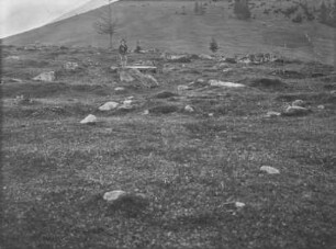 Findlinge : Ein Junge auf kleinen Findlingen stehend an einem gerodeten Berghang