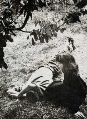 Ohne Titel (Vali Myers und Daniel im Garten, Paris)