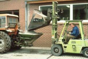 Fotografie: Düngerstreuer, Schleuderstreuer, Zweischeibenstreuer, Be- und Entladen, Gabelstapler