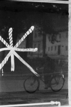 Niesky. Ein mit einem Farbkreuz markiertes Schaufenster