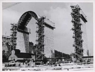 Baustelle einer Autobahnbrücke