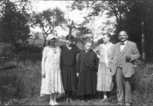 Familie während eines Spazierganges