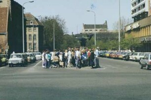 DDR. Berlin-Mitte, Spandauer Straße. Straßenbild mit an einer Fußgängerampel wartenden Passanten