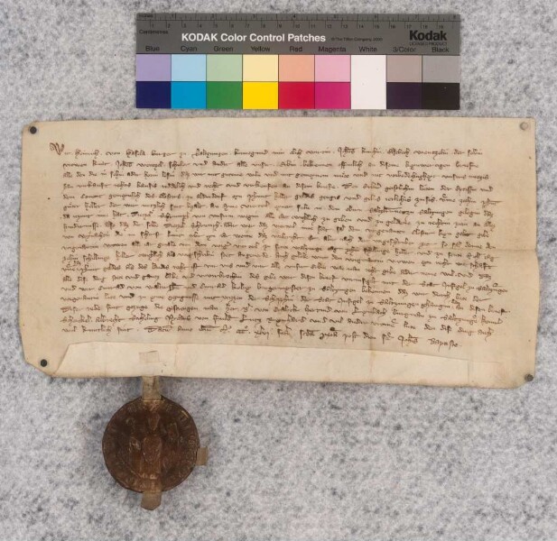 Heinrich von Hessel (Hasela), Bürger zu Salzungen (Saltz-), seine Frau Kunigunde, Kunigundes Kinder Johann Kuchin und Elisabeth Wentzelin, der Schüler Johann Wentzel und deren Erben verkaufen an Äbtissin und Konvent des Klosters Allendorf (Aldin-) für erhaltene 10 Pfund Heller ein Pfund Heller jährlichen Zins auf ein Viertel einer Sole im oberen Salzbrunnen zu Salzungen, das jetzt Dietrich (Dietzel) Schrimph ihretwegen innehat. Schrimph oder der Inhaber sollen in dem an Weihnachten beginnenden Jahr dem Kloster den Zins noch nicht zahlen, danach aber je 10 Schillinge an Walpurgis [1. Mai] und an Michaelis [29. Sept.]. Die Aussteller geloben Währschaft nach Landesrecht und bitten um Besiegelung mit dem Stadtsiegel. Die Bürgermeister Konrad von Waltershausen (Waltirshn.) und Konrad Kelre bekunden, dieses Siegel mit Wissen der Schöffen angehangen zu haben. Zeugen: Berthold von Kranlucken (Cralock) und Hertnid von Leimbach (Leym-), Burgmannen zu Salzungen, Heinrich Schenkel, Albrecht Stichling, Nikolaus von Fulda (Fuld), Ludwig (Lutz) Reinhard und andere.