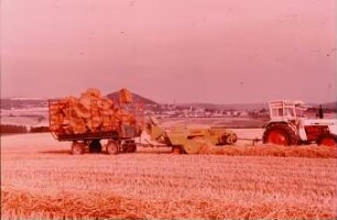 Fotografie: Erntetechnik, Hochdruckpresse, Zweiachsanhänger, Ballenschleuder
