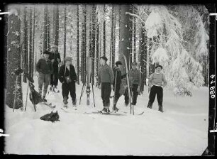 Arbeitersportler auf Skitour zum Fichtelberg an der Wegkreuzung "Hundsmarder" : Arbeitersportler auf Skitour zum Fichtelberg an der Wegkreuzung "Hundsmarder"