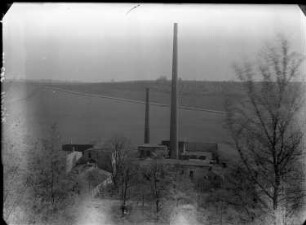 Roßwein-Niederstriegis-Grunau. Kartonfabrik Franz Reinelt. Werksansicht mit Schornsteinen