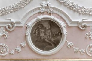 Decke des Vorraums des ehem. Sommerschlafzimmers — Drei Medaillons mit Frauenfiguren und Blumen — Frau mit Blumenhaarschmuck