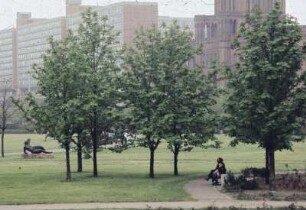 DDR. Berlin-Lichtenberg. Fennpfuhlpark. Ansicht mit Plastik "Große Liegende" (1975; S. Krepp)
