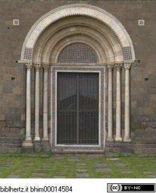 Hauptportal mit Tierkreiszeichen, zoomorphen Formen und Monatstätigkeiten