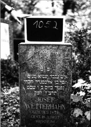 Grabstein 1052 (Index: 99803971) Material: Granit, poliert Zustand: sehr gut Maße HxBxT: 89x46x14 cm Beschreibung: Stelemit horizontalem Abschluß Symbolik: segnende Hände: Grabstein 1052