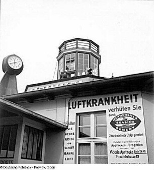 Berlin-Tempelhof. Flughafen. Gebäude (Teilansicht) mit Werbung für ein Gesundheitsmittel