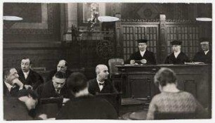 Abschlusssitzung des Riesenprozesses gegen Julius Barmat. von links nach rechts: Rechtsanwalt Schwersenz, Rechtsanwalt Dr. Juliusberger, Hahlo, Julius Barmat