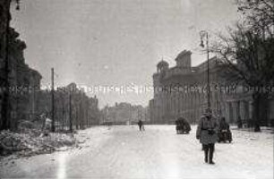 Straße im zerstörten Warschau