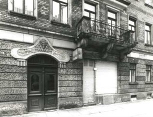 Dresden-Neustadt, Helgolandstraße 9 b/Ecke Fritz-Reuter-Straße. Wohnhaus mit Laden (um 1900), Erdgeschoss und 1. Obergeschoss