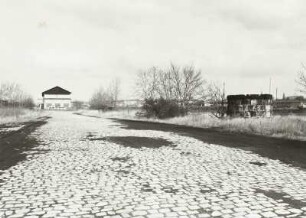 Dresden-Friedrichstadt, Großes Ostragehege. Kohlehafen. Blick zum Wirtschaftsgebäude und zum Kransockel