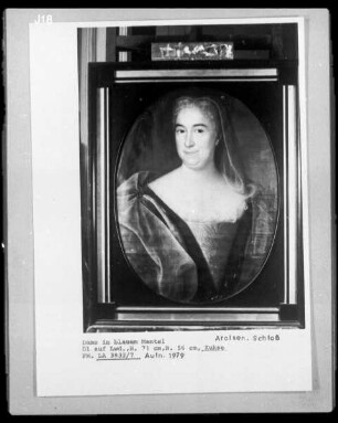 Dame in blauem Mantel