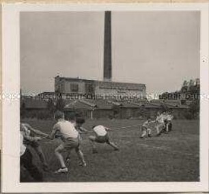 Neuss am Rhein, Niederrheinische Papier- & Pappenfabrik AG, Tauziehen auf dem Sportplatz