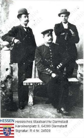 Metzendorf, Familie / Gruppenaufnahme der Brüder Metzendorf / v. l. n. r.: Prof. Heinrich (1866-1923), Franz (1872-1953) (sitzend, in Uniform) und Prof. Dr. Georg Metzendorf (1874-1934), Ganzfiguren