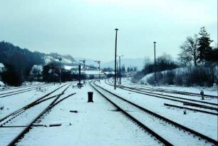 Bahnhof: Blick entlang der verschneiten Gleisanlage mit Signalen