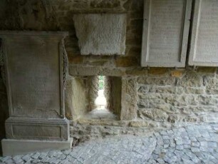 Alexanderkirche-Torhaus-Erdgeschoß im Westen - Schlüssellochschießscharte aus dem Durchgang