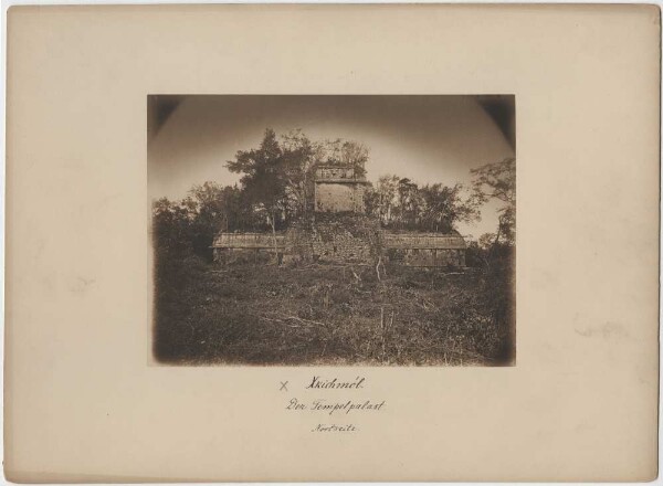 "Le palais du temple. Le côté nord. Découverte de Teobert Maler".