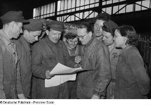 Portrait einer Gruppe Arbeiter im Kirow-Werk für die Betriebszeitung