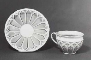 Tasse und Untertasse mit gotisierendem Relief