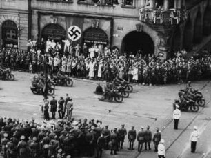 Szene aus dem Dokumentarfilm "Parade der faschistischen Wehrmacht" nach der Rückkehr aus dem Frankreichfeldzug (Wilsdruffer Straße /Altmarkt)