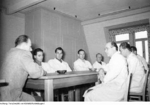 Dresden. Sachsenwerk Niedersedlitz, Angestellte des Sachsenwerkes werden über die Ergebnisse der Genfer Verhandlungen informiert, an denen Otto Nuschke als Beobachter teilnehmen konnte, 1956